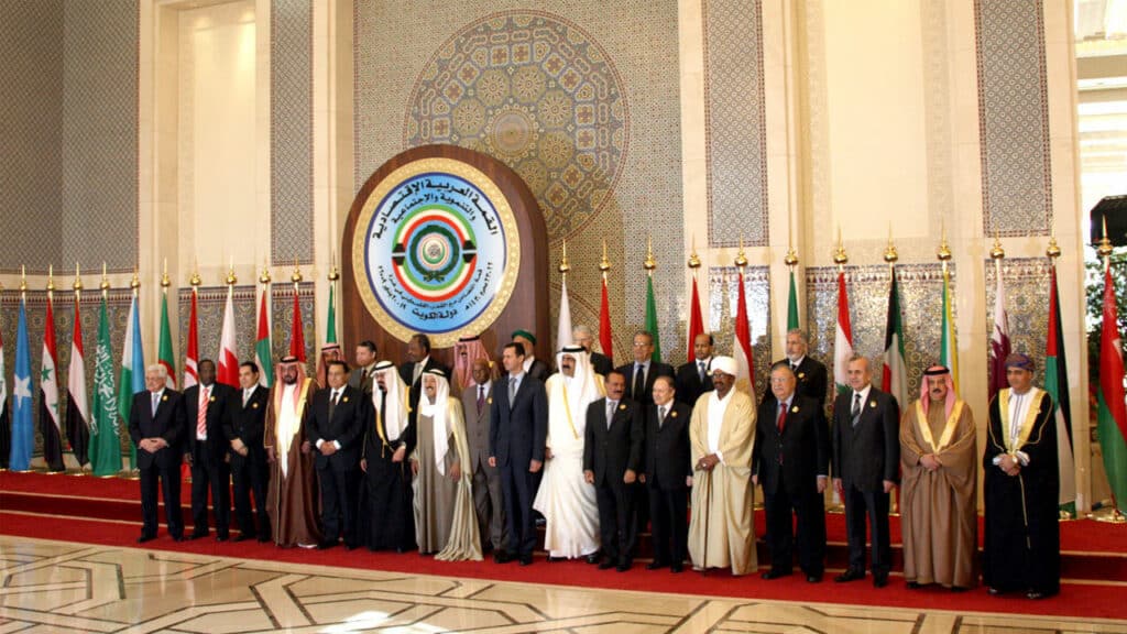 القمة العربية السادسة عشرة التي أصدرت الميثاق العربي لحقوق الإنسان
